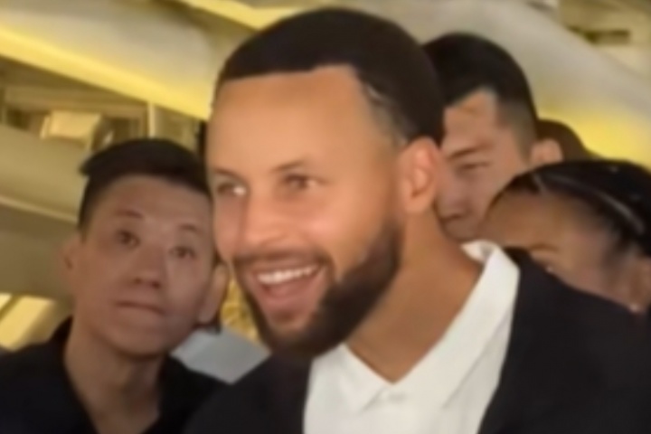 库里看变脸看得露出呆呆表情 还想跟演员过两招