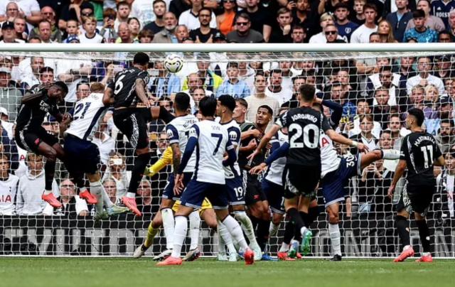 乐鱼体育-定位球之王统治北伦敦！枪手残阵无碍德比客场三杀