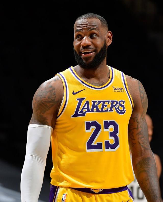 乐鱼-新赛季首期MVP榜：詹皇东契奇领跑 库里进前五